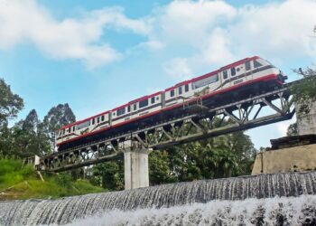 Satu unit kereta melintas di jembatan kawasan Padang Pariaman. (dok. Humas KAI)