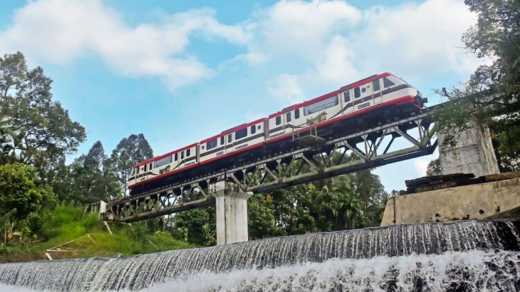 Satu unit kereta melintas di jembatan kawasan Padang Pariaman. (dok. Humas KAI)