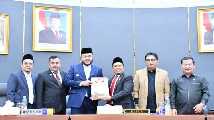 DPRD Padang Bahas Pandangan Umum Fraksi terhadap RAPBD 2026, Pemko Didorong Kreatif Kelola Keuangan Daerah 1 Ketua DPRD Muharlion dan Walikota Padang Fadly Amran di sidang Paripurna Pandangan Umum Fraksi-fraksi terhadap RAPBD 2026. (Foto: Ist)