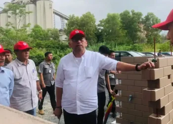 Sekjend Kemensos melihat rumah contoh Sepablock di PT Semen Padang. (dok. istimewa)