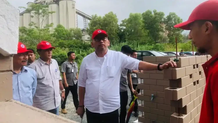 Sekjen Kemensos Robben Rico Kagumi Rumah SEPABLOCK PT Semen Padang 1 Sekjend Kemensos melihat rumah contoh Sepablock di PT Semen Padang. (dok. istimewa)