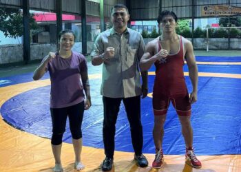 Sekum KONI Sumbar Anandya Dipo Pratama datangi dua pegulat Sumbar yang sedang TC Pelatnas. (dok. istimewa)