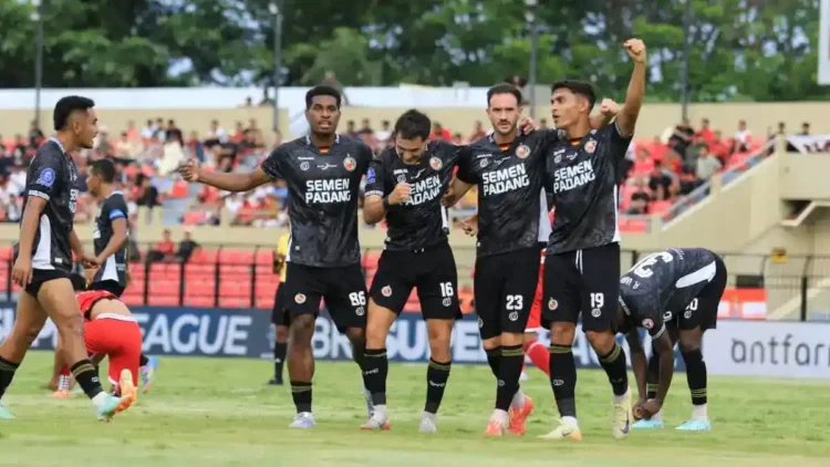 Andre Rosiade Apresiasi Kemenangan Semen Padang FC atas Persijap dan Minta Evaluasi Besar di Putaran Kedua 1 Selebrasi pemain Semen Padang FC usai memastikan kemenangan atas Persijap. (dok. MO SPFC)