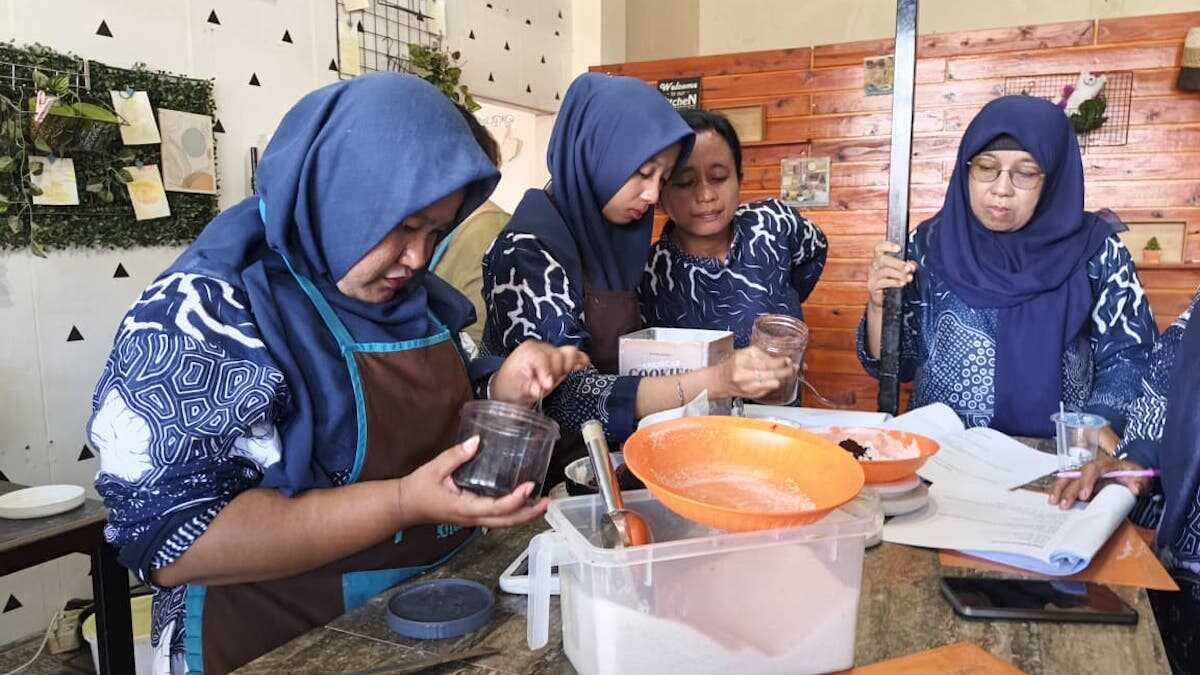 Semen Padang lakukan pelatihan tata boga untuk warga di Teluk Bayur. (dok. istimewa)