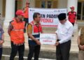 Dirut PT Semen Padang Serahkan Bantuan Senilai Rp210 Juta untuk Penanganan Bencana ke Gubernur 3 Semen Padang serahkan bantuan kepada Pemprov Sumbar untuk penanganan bencana. (dok. Humas)