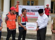 Dirut PT Semen Padang Serahkan Bantuan Senilai Rp210 Juta untuk Penanganan Bencana ke Gubernur