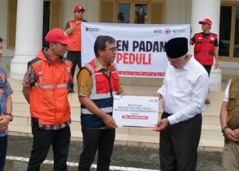 Dirut PT Semen Padang Serahkan Bantuan Senilai Rp210 Juta untuk Penanganan Bencana ke Gubernur 11 Semen Padang serahkan bantuan kepada Pemprov Sumbar untuk penanganan bencana. (dok. Humas)