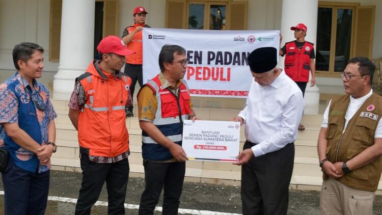 Dirut PT Semen Padang Serahkan Bantuan Senilai Rp210 Juta untuk Penanganan Bencana ke Gubernur 1 Semen Padang serahkan bantuan kepada Pemprov Sumbar untuk penanganan bencana. (dok. Humas)
