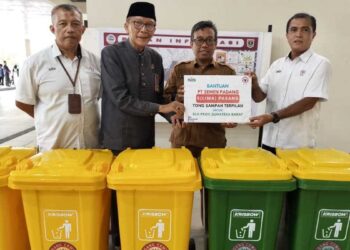 Semen Padang serahkan tong sampah terpilah untuk Masjid Syekh Ahmad Khatib Al Minangkabawi. (dok. istimewa)