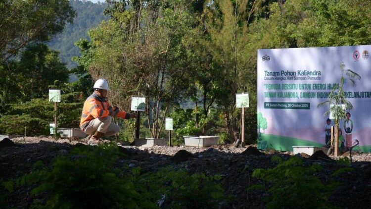 Semen Padang tanam kaliandra bersama pelajar dalam peringatan hari sumpah pemuda. (dok. istimewa)