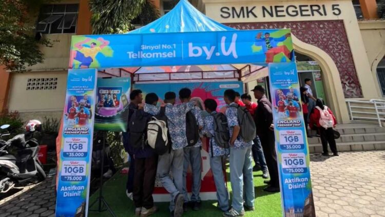 Kick-Off “Telkomsel x Enduro Goes to School” Perdana se-Sumatera di SMKN 5 Padang 1 Telkomsel go to school di SMKN 5 Padang