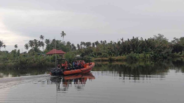 Basarnas Padang Cari Kapal Nelayan “Primadona” yang Hilang Kontak di Perairan Pulau Pangkal 1 Tim Basarnas Padang bergerak melakukan pencarian kapal yang hilang di Pasbar. (dok. Basarnas Padang)