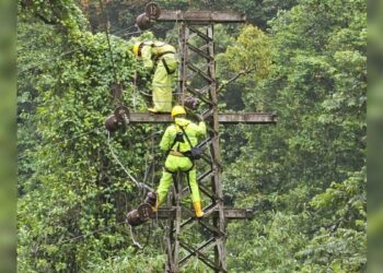 Tim PLN berupaya menghadirkan listrik handal dalam masa bencana di Sumbar. (dok. Humas PLN)