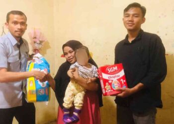 UPZ Semen Padang beri bantuan balita penderita spina bifida di Bandar Buat. (dok. istimewa)