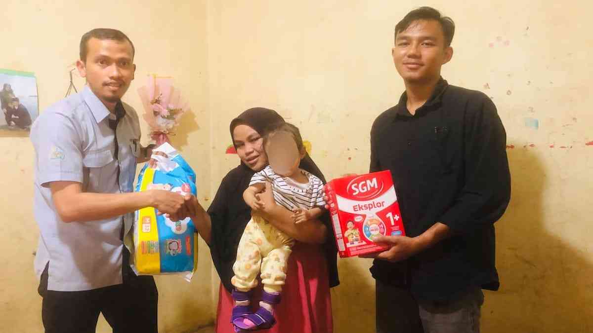 UPZ Semen Padang beri bantuan balita penderita spina bifida di Bandar Buat. (dok. istimewa)