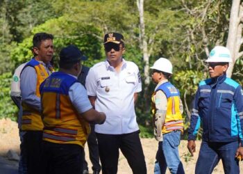 Wagub Sumbar Vasko Ruseimy cek jalan penghubung Bayang-Solok. (dok. istimewa)