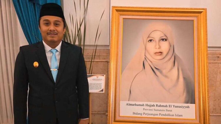 Wagub Sumbar Vasko Ruseimy berdiri disamping foto pahlawan Nasional Rahmah el Yusuniyah. (dok. adpsb)