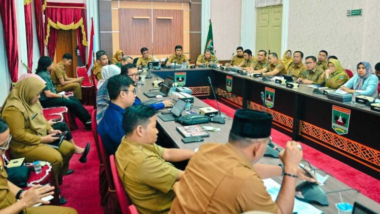Pendekatan Sosial dan Budaya Jadi Kunci Percepatan Tol Padang–Pekanbaru 1 Wagub Vasko dalam rapat proyek lanjutan tol Padang-Pekanbaru. (dok. adpsb)