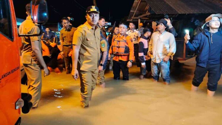 Pemprov Sumbar Tetapkan Status Tanggap Darurat, Berlaku 25 November sampai 8 Desember 2025 1 Wagub Vasko kunjungi banjir di Ulakan. (dok. istimewa)