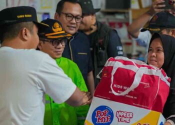 Wagub Vasko serahkan bantuan darurat untuk korban terdampak banjir di Batu Busuak. (dok. adpsb)