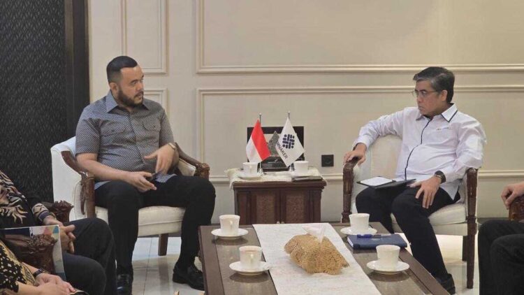 Bertemu Menaker RI, Wako Fadly Amran Bawa Usulan Peluang Kerja di Padang 1 Wako Fadly Amran bertemu dengan Menaker RI Yassierli di Jakarta. (dok. istimewa)