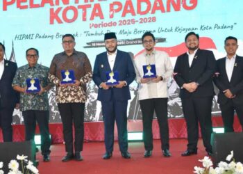 Wali Kota Padang Fadly Amran menghadiri pelantikan Badan Pengurus Cabang (BPC) Himpunan Pengusaha Muda Indonesia (HIPMI) Kota Padang Periode 2025–2028, yang digelar di Grand Basko Hotel Padang, Senin (10/11/2025).. (dok. Prokopim)