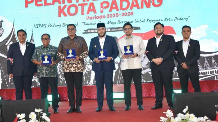 Hadir di Pelantikan BPC HIPMI Padang, Wako Fadly Amran Bahas Pertumbuhan Ekonomi 1 Wali Kota Padang Fadly Amran menghadiri pelantikan Badan Pengurus Cabang (BPC) Himpunan Pengusaha Muda Indonesia (HIPMI) Kota Padang Periode 2025–2028, yang digelar di Grand Basko Hotel Padang, Senin (10/11/2025).. (dok. Prokopim)