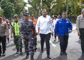 Wako Fadly Amran ikut bersama warga dalam tsunami drill. (dok. Prokopim)