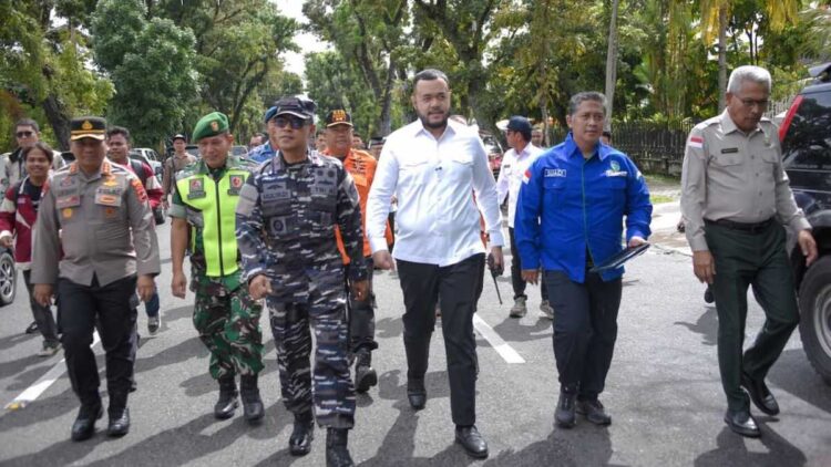 Wako Fadly Amran ikut bersama warga dalam tsunami drill. (dok. Prokopim)