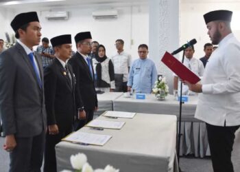 Wako Fadly Amran lantik tiga dewan pengawas Perumda Air Minum Padang. (dok. Prokopim)