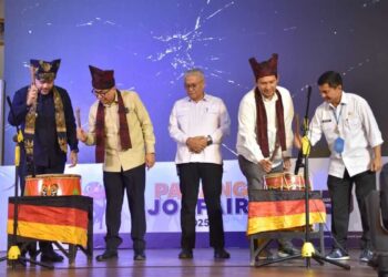 Wako Fadly Amran Buka Job Fair 2025 di Youth Center Padang 2 Wako Fadly Amran resmi buka iven Job Fair 2025 di gedung Youth Center. (dok. Prokopim)