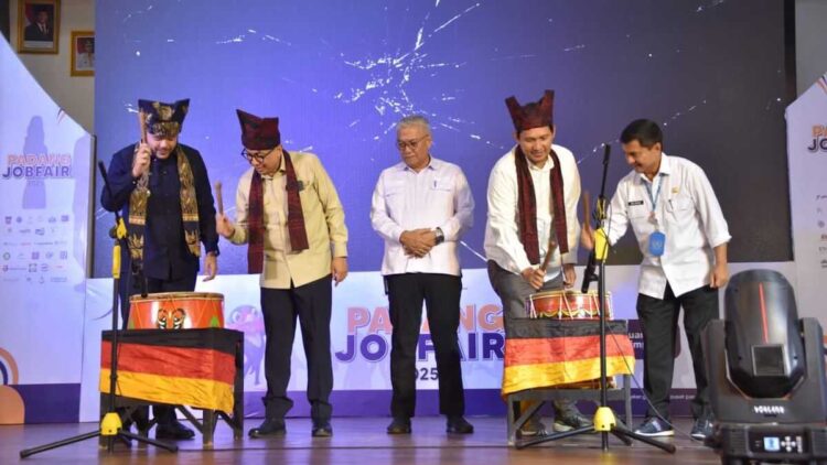 Wako Fadly Amran resmi buka iven Job Fair 2025 di gedung Youth Center. (dok. Prokopim)