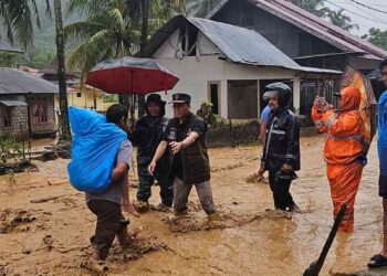 Warga terdampak banjir di Batu Busuak saat dievakuasi BPBD Padang. (dok. BPBD Padang)