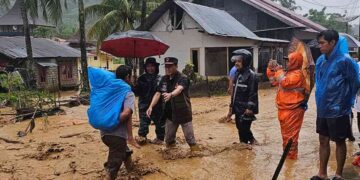 Warga terdampak banjir di Batu Busuak saat dievakuasi BPBD Padang. (dok. BPBD Padang)