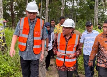 Wawako Maigus Nasir Berkomitmen Tuntaskan Masalah Kawasan Kumuh di Pesisir Kota Padang 1 Wawako Maigus Nasir melakukan pengecekan lokasi kawasan kumuh di Padang. (dok. istimewa)