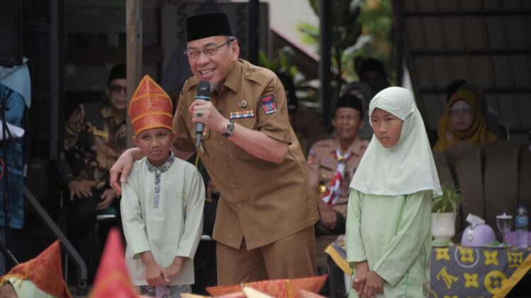 Sejalan dengan Progul, Wawako Maigus Nasir Buka Expo Pendidikan di SDN 13 Batu Gadang 1 Wawako Maigus Nasir menghadiri expo pendidikan di SDN 13 Batu Gadang. (dok. istimewa)