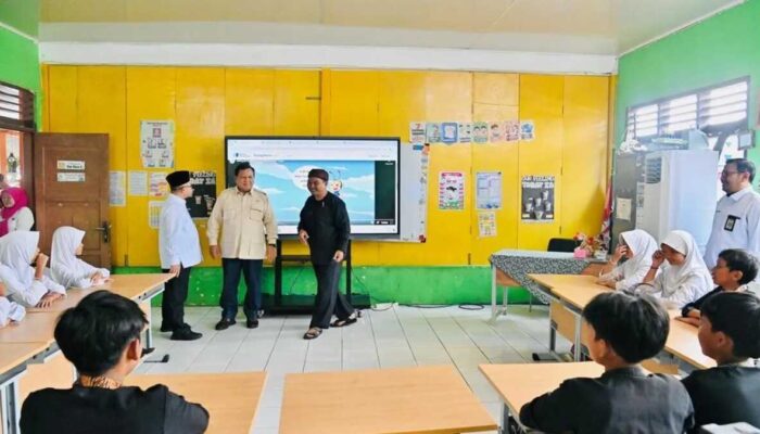 Presiden Sebut 75 Persen Sekolah di Indonesia sudah Terima Smartboard