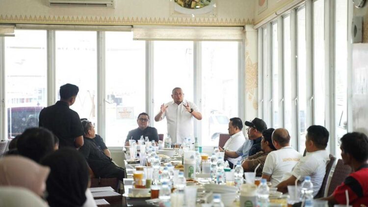 Andre Rosiade berdialog dengan suporter Semen Padang FC baru-baru ini. (Foto: Ist)