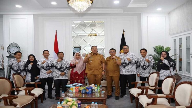 Wako Pariaman Yota Balad menerima kunjungan Ketua PGRI Eka Putra Pernanda. (Foto: Ist)