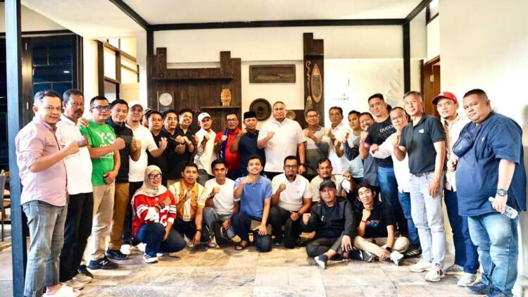 Andre Rosiade bertemu pengurus askot, askab dan pemilik klub di Sumbar. (Foto: Ist)