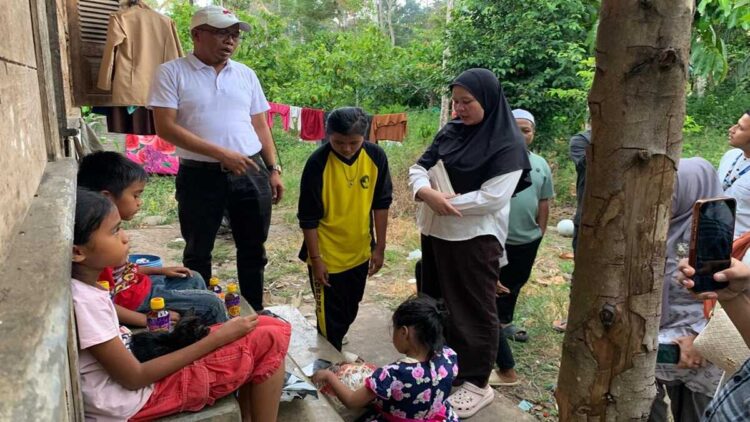 Ketua TP-PKK Kabupaten Solok Nia Jon Firman Pandu mengunjungi masyarakat yang membutuhkan bantuan di Nagari Selayo. (Foto: Diskominfo Kabupaten Solok)