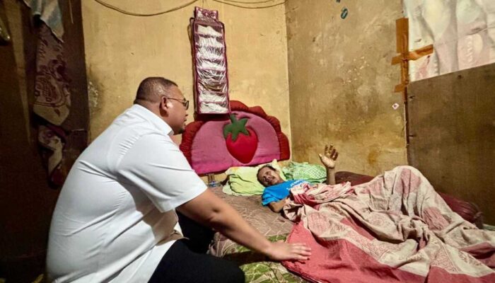 Peduli Warga Sakit, Andre Rosiade Bantu Suami Stroke dan Istri Lumpuh di Gates Nan XX Rp20 Juta