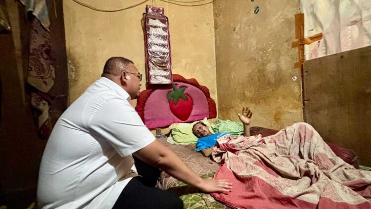 Andre Rosiade menemui pasangan suami istri yang menderita stroke dan lumpuh di Gates Nan XX, Kota Padang. (Foto: Ist)