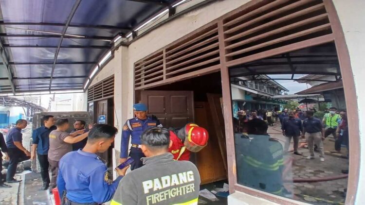 Petugas Damkar Kota Padang memadamkan api yang membakar Gudang arsip di kantor PLN UID Sumbar. (Foto: Damkar Padang)