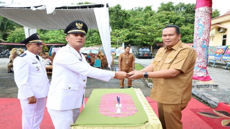 Dedi Masmudi Resmi Jabat Camat Pariaman Utara, Wako Yota Balad Tekankan Kolaborasi dan Pelayanan Publik 1 Wako Pariaman Yota Balad melakukan serah terima jabatan Camat Pariaman Utara. (Foto: Ist)