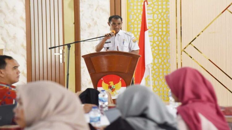 Plt Kepala Bappeda Kota Pariaman Adi Junaidi memberikan sambutan. (Foto: Ist)