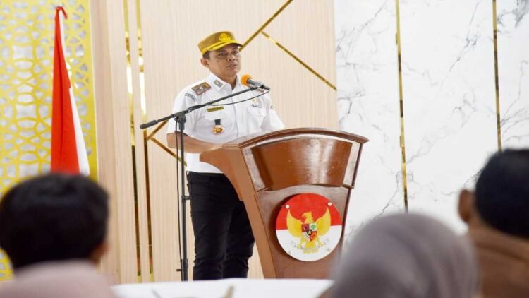 Sekda Kota Pariaman Afrizal Azhar memberikan sambutan dalam sosialisasi pembentukan bank sampah. (Foto: Ist)