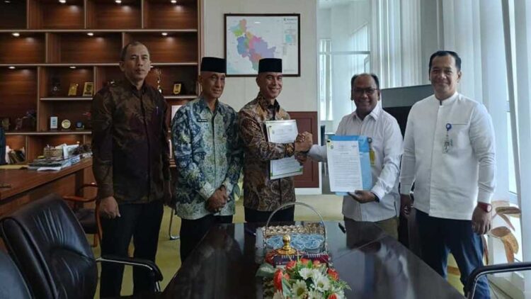 Pemkab Solok dan Bank Nagari Teken Kerja Sama Pemanfaatan Aset Daerah Senilai Rp290 Juta 1 Pemkab Solok melakukan MoU dengan Bank Nagari terkait pemanfaatan BMD. (Foto: Dok. Diskominfo Kabupaten Solok)