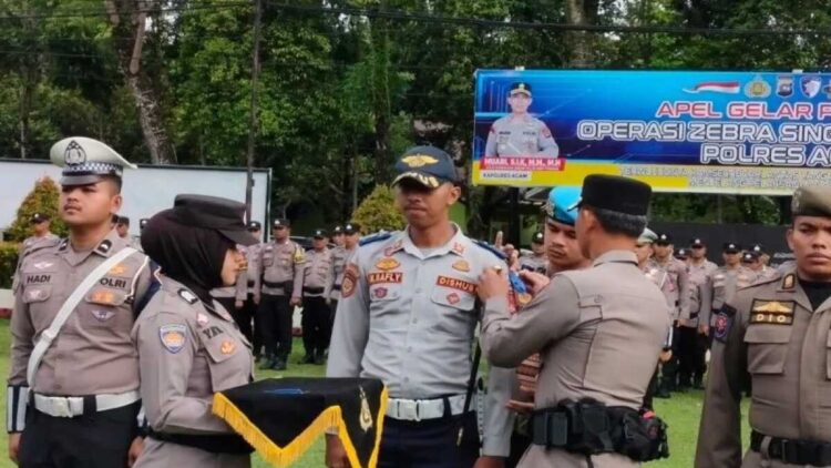 Operasi Zebra Singgalang Dimulai, Polres Agam Perketat Pengawasan di Titik Rawan 1 Kapolres Agam AKBP Muari sedang memasang pita dimulainya Operasi Zebra Singgalang 2025, Senin (17/11). Dok ANTARA/Yusrizal