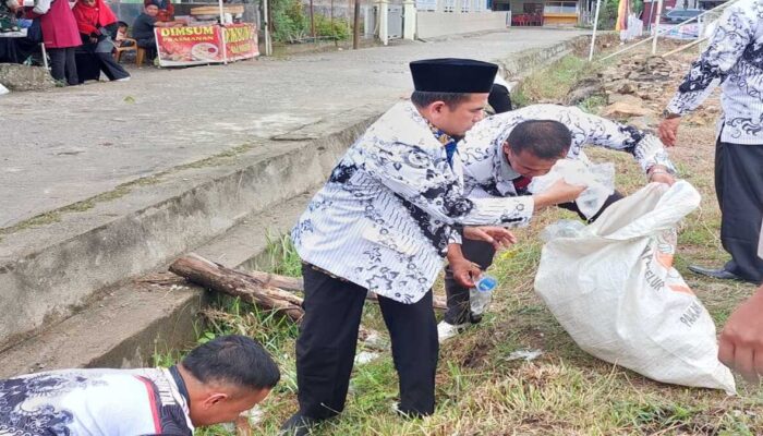 Wabup Solok Pimpin Aksi Bersih-Bersih HUT PGRI ke-80 di Bukit Sundi